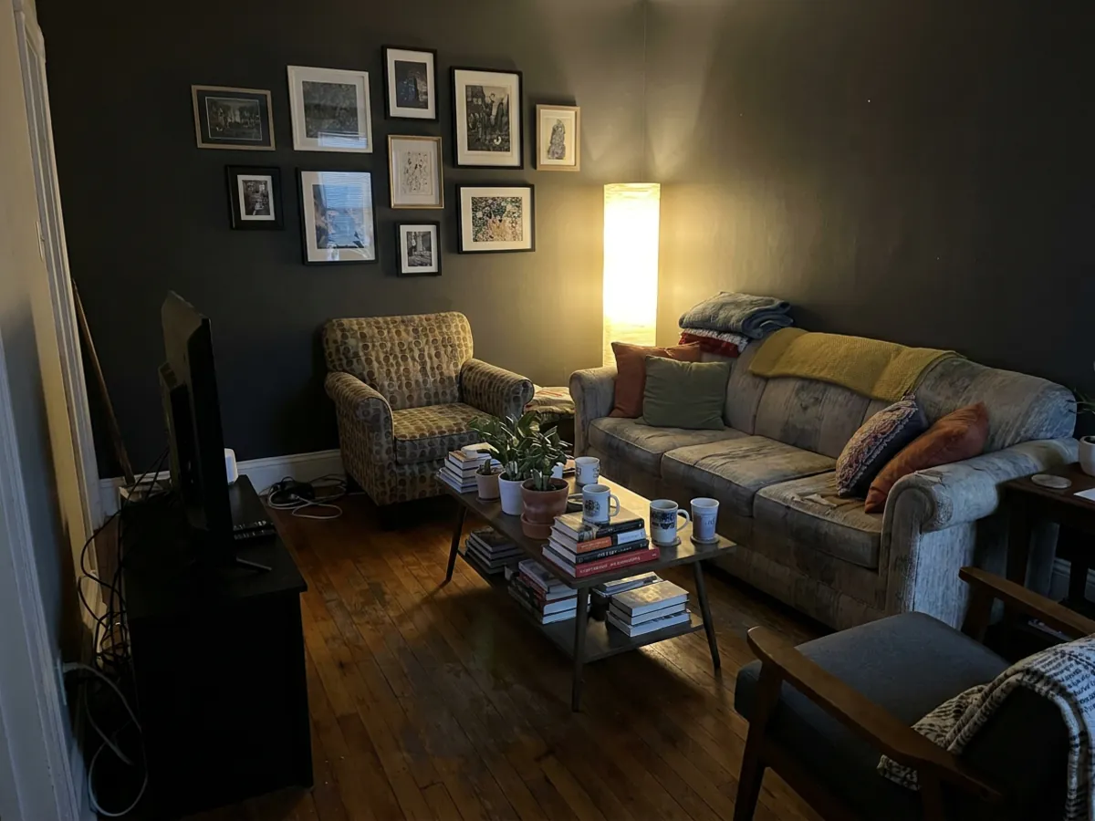 Salon sombre, encombré et dépareillé illustrant les erreurs de design courantes sur Airbnb