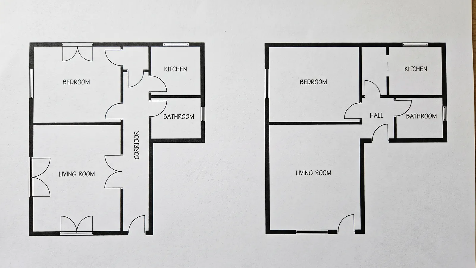 L'agencement mal conçu d'une maison à côté d'une version corrigée avec de meilleurs murs et une meilleure circulation