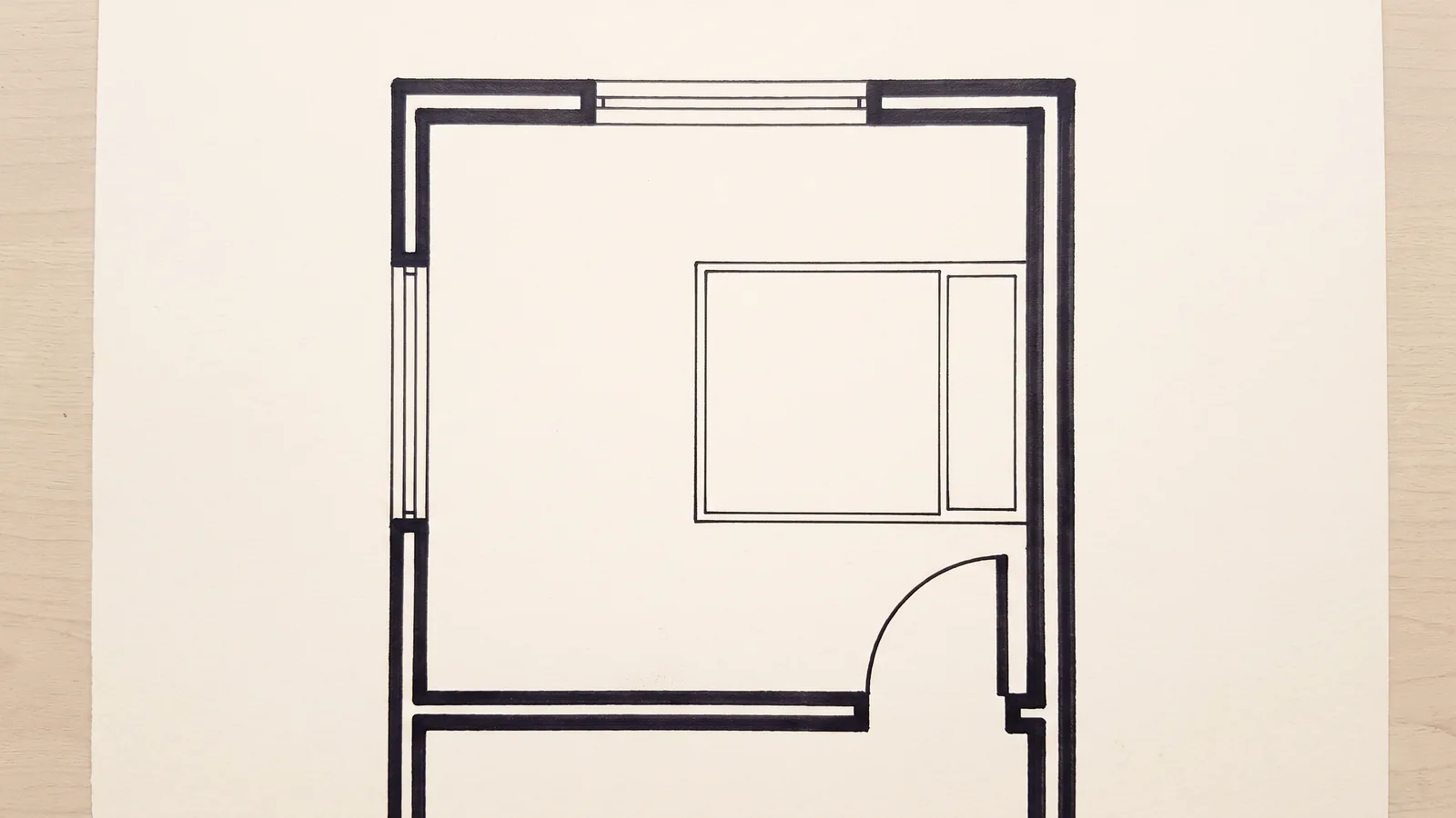 Le plan d'une chambre où les portes de l'armoire s'ouvriraient contre le côté du lit