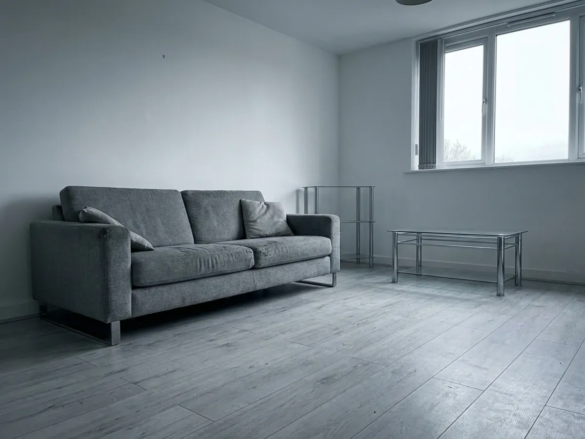 Un salon minimaliste tout gris et froid, le style stérile qui passe de mode en 2026