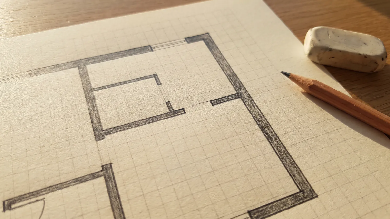 Un plan dessiné à la main dont les lignes de mur ne se rejoignent pas dans un angle