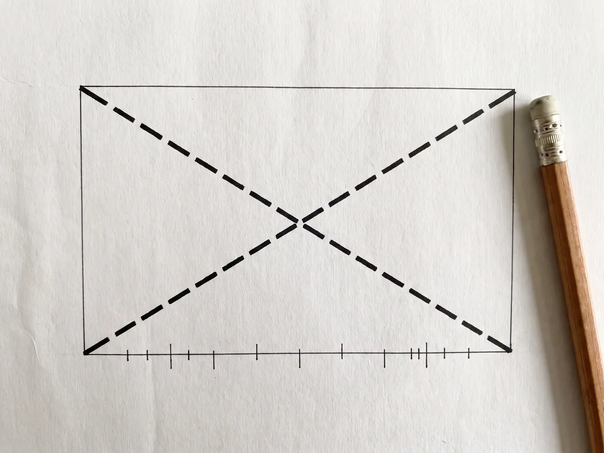 Plan de pièce avec des diagonales croisées et des repères de segments pour vérifier les mesures