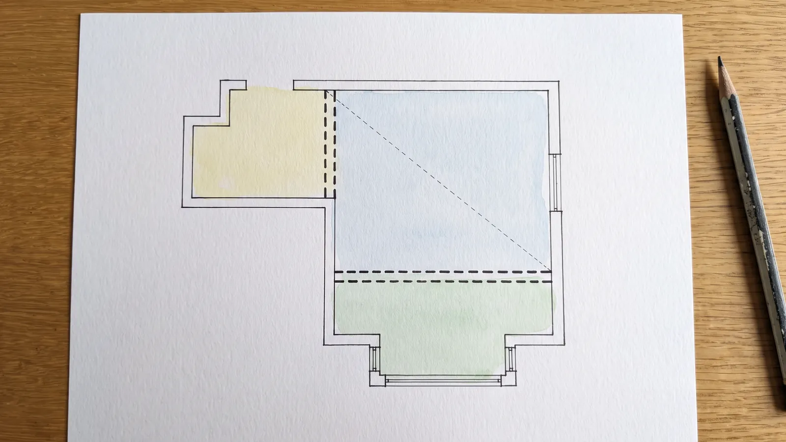 Plan d'une pièce irrégulière divisée en trois rectangles avec une vérification de l'équerrage en diagonale