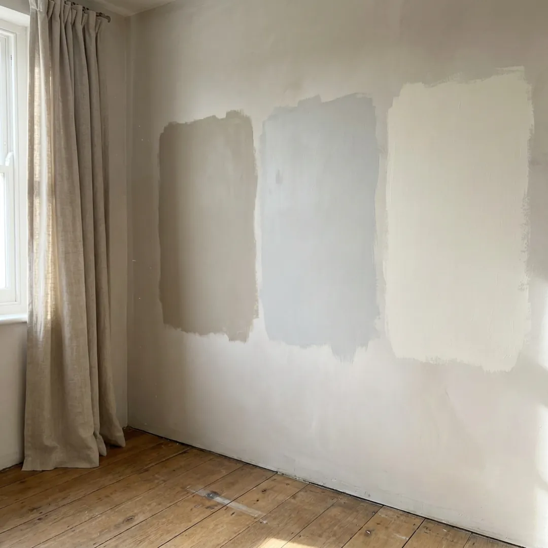 Échantillons de peinture montrant des variations de sous-tons sous la lumière du jour