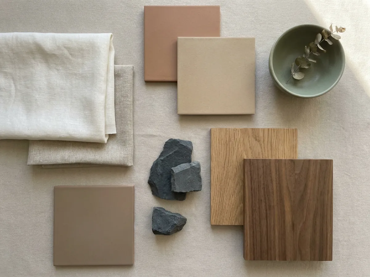 Une palette de couleurs Japandi composée de neutres chaleureux et de touches terreuses ancrées
