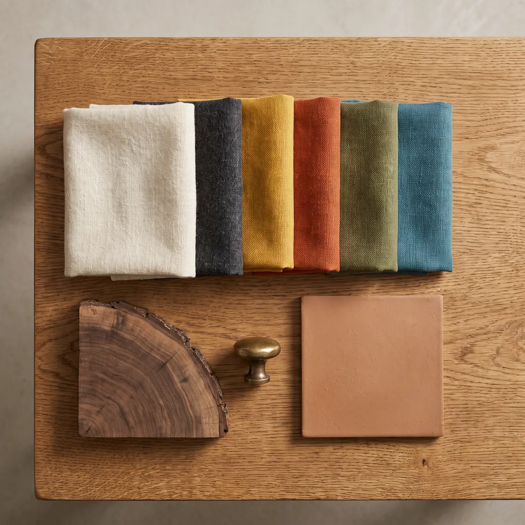 Échantillons de la palette de couleurs mid century modern en moutarde, orange brûlé, bleu canard et noyer