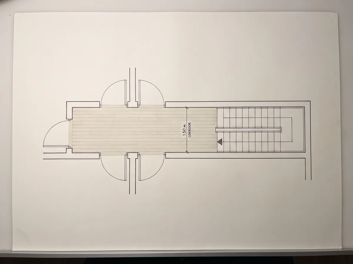 Plan de couloir avec portes, escalier et largeur de passage indiquée
